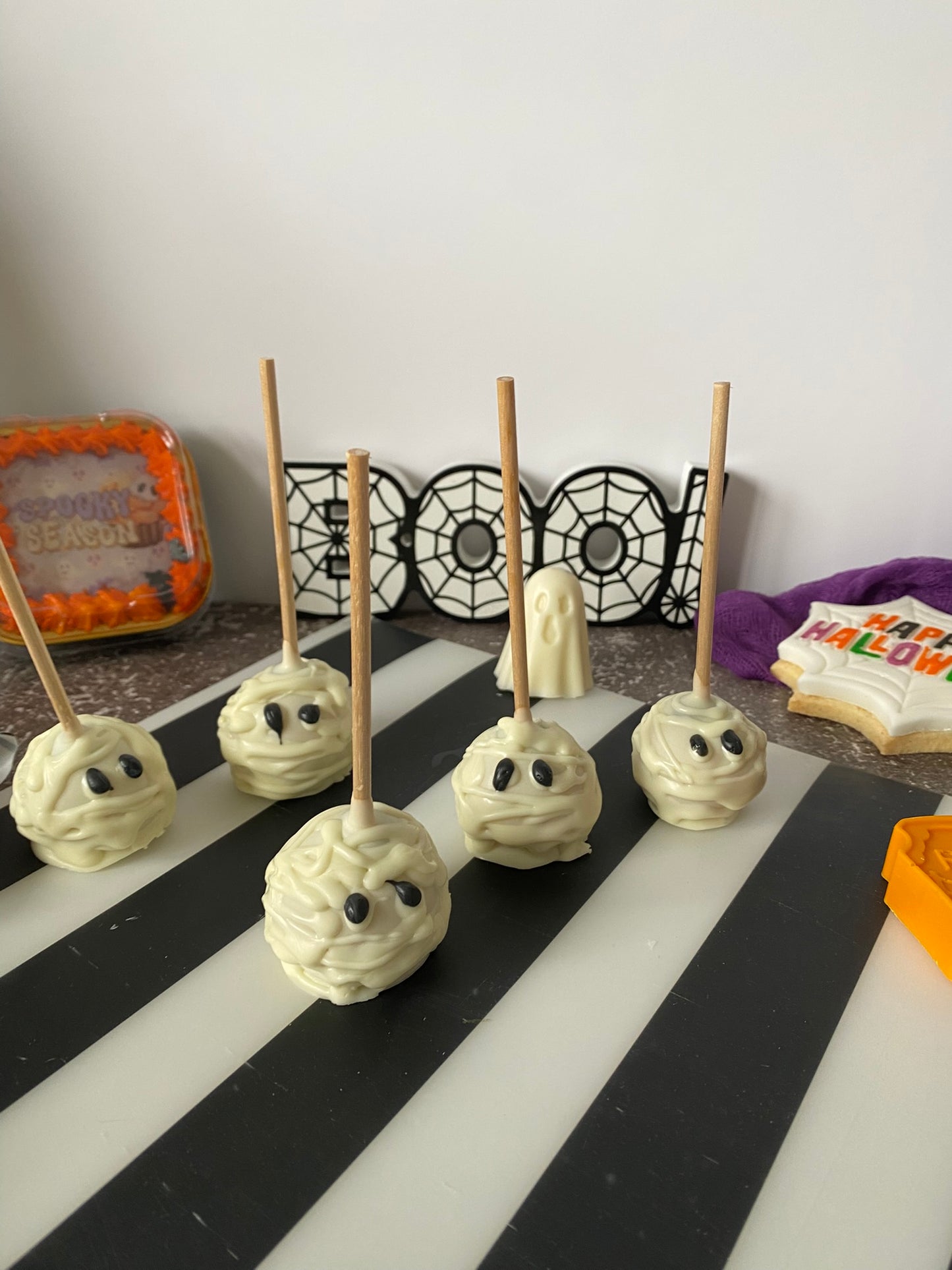 Spooky Cake Pops
